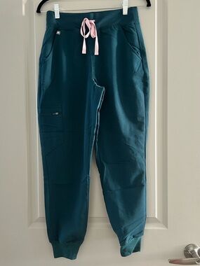 FIGS Zamora Jogger Scrub Pants – Teal/Caribbean Blue – Small Petite (S/P)